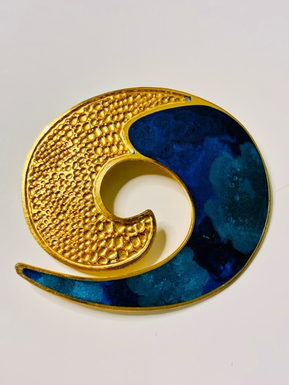 VTG Matte Enamel Gold  Blue Swirl Textured Brooch - Women's Decorative Pin EUC